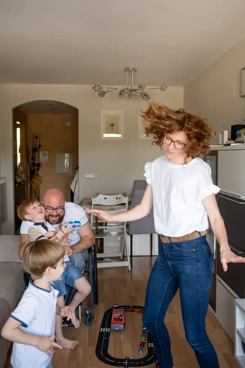 familia bailando en el salón de su casa