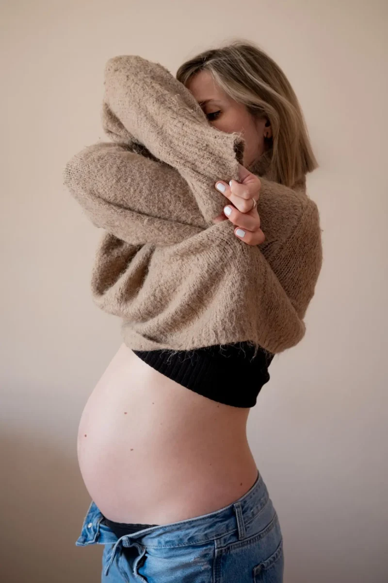 mujer embarazada mostrando la tripa